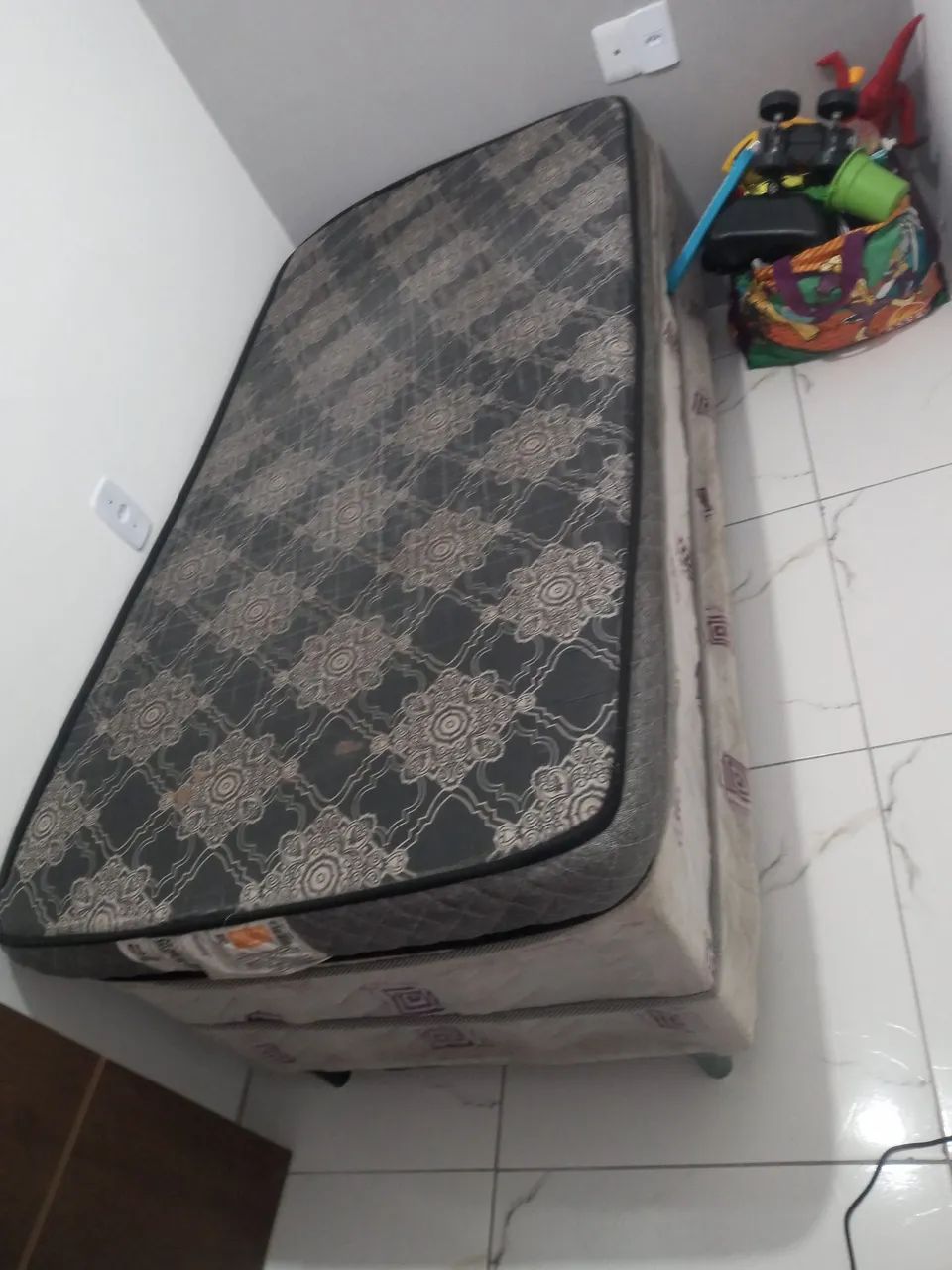 Vendo cama de solteiro com colchao 290 reais