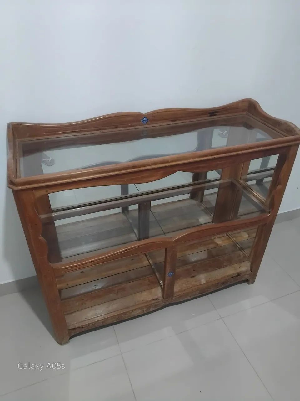 Balcão/Vitrine de Madeira Maciça com Vidro. - Foto 5