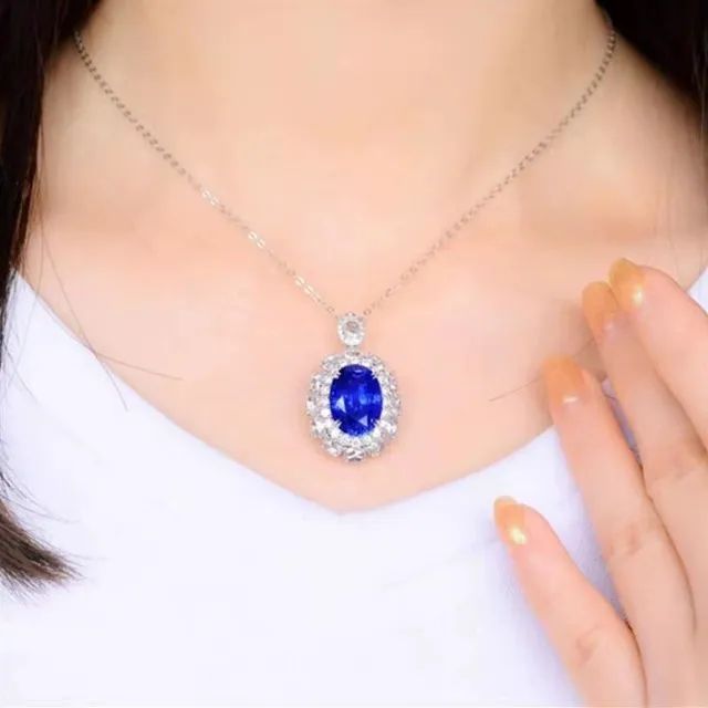 Colar com pingente azul