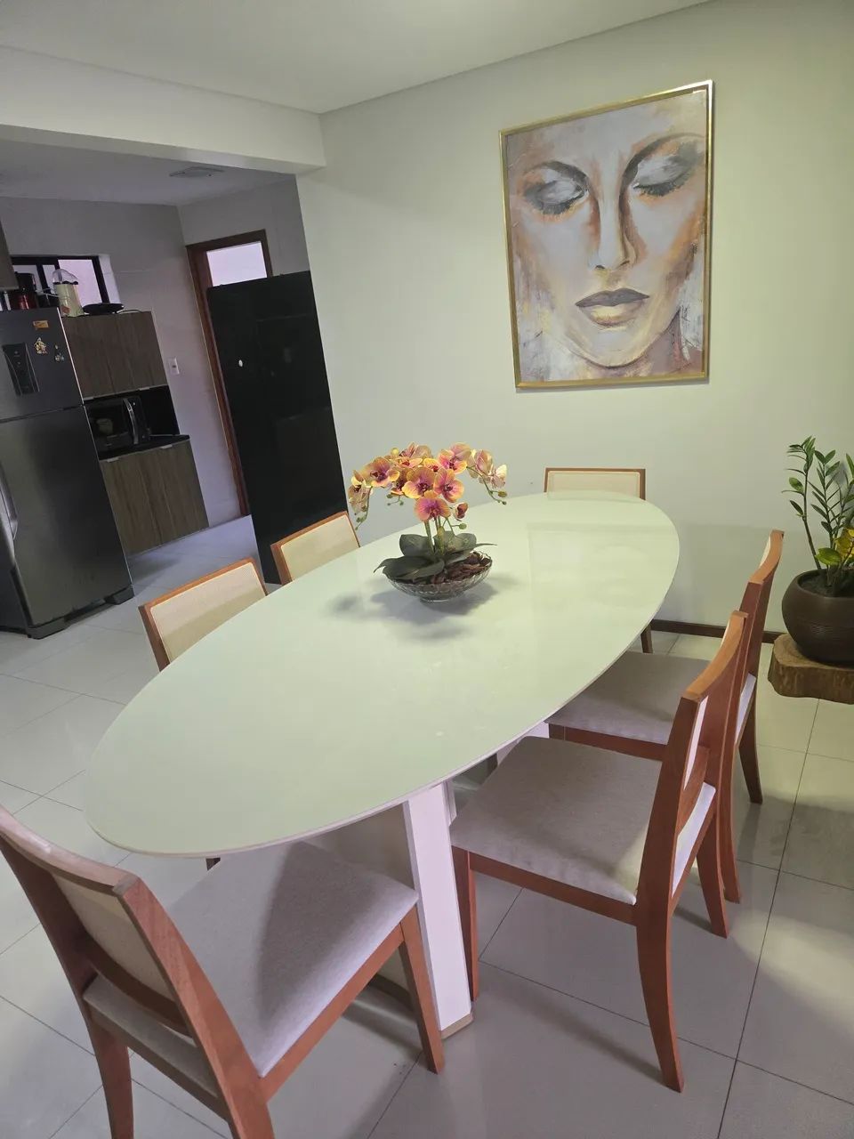 Vendo Mesa Oval com cadeiras em palha e linho  - Foto 2