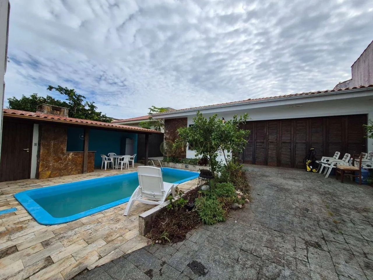 Casa Comercial com piscina e 3 vagas de garagem para Alugar em Florianópolis. - Foto 2