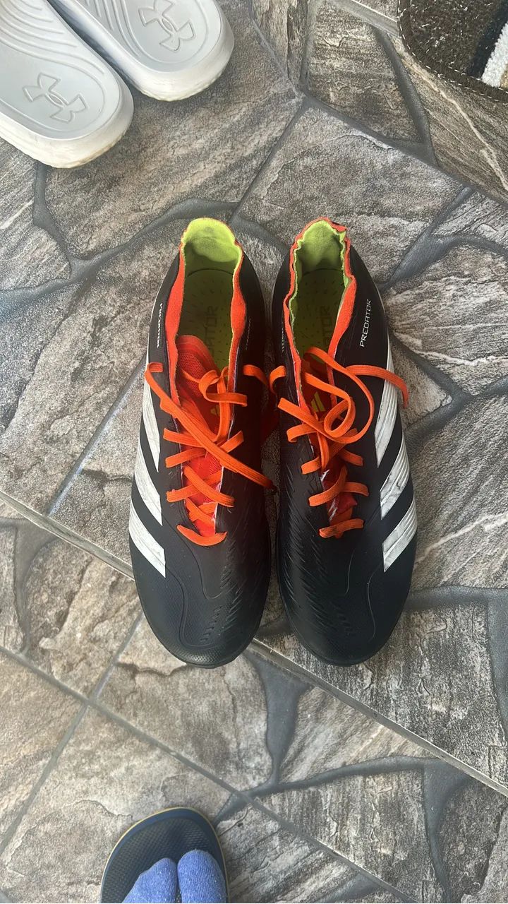 Chuteira adidas predator