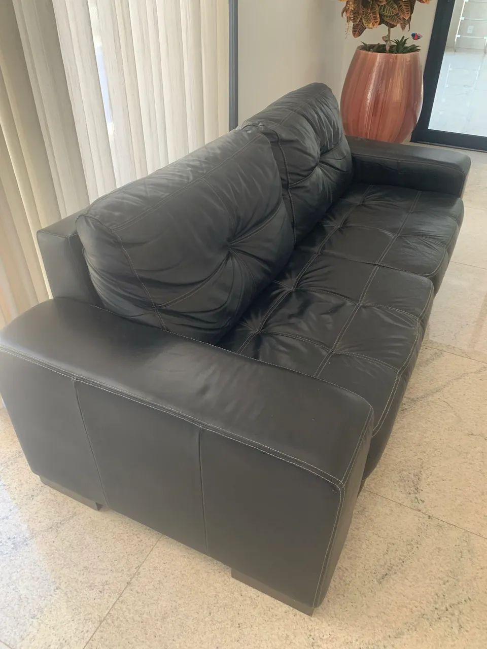 Vendo sofá de couro 3 lugares - Foto 4