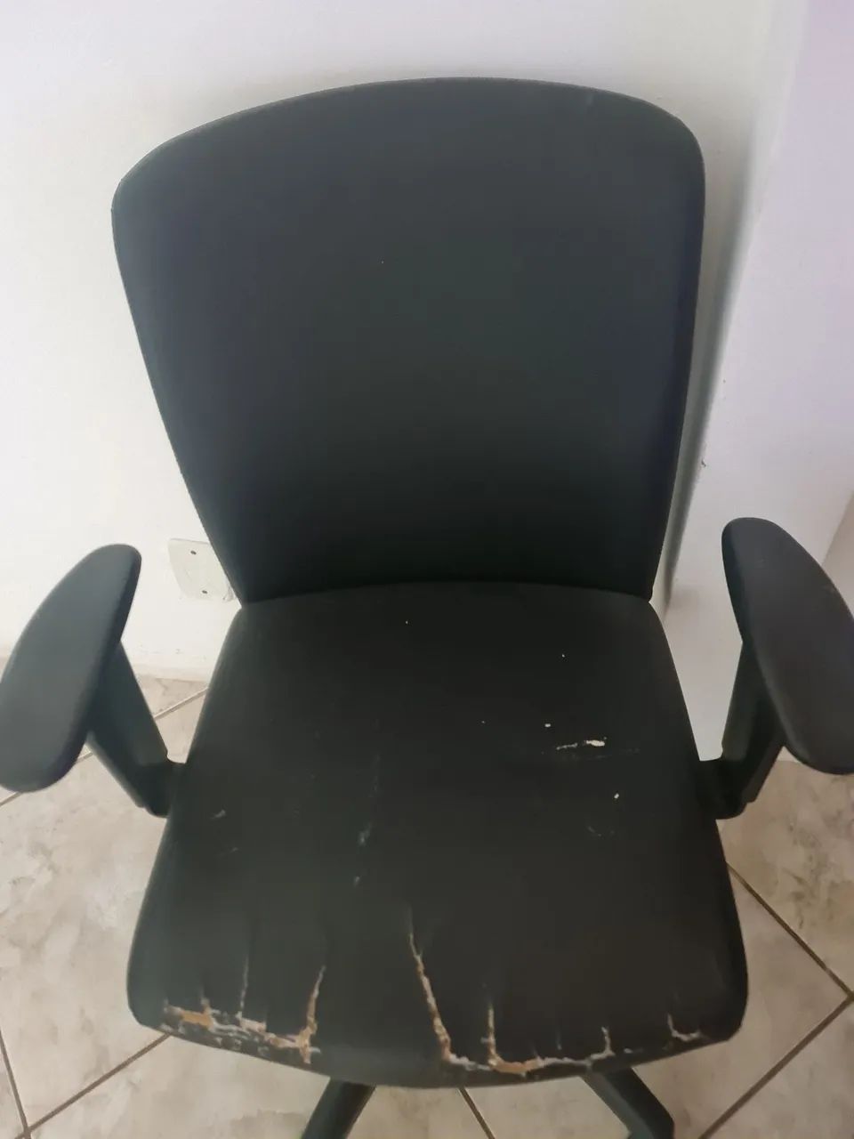 Cadeira toda boa só precisa forra se quese