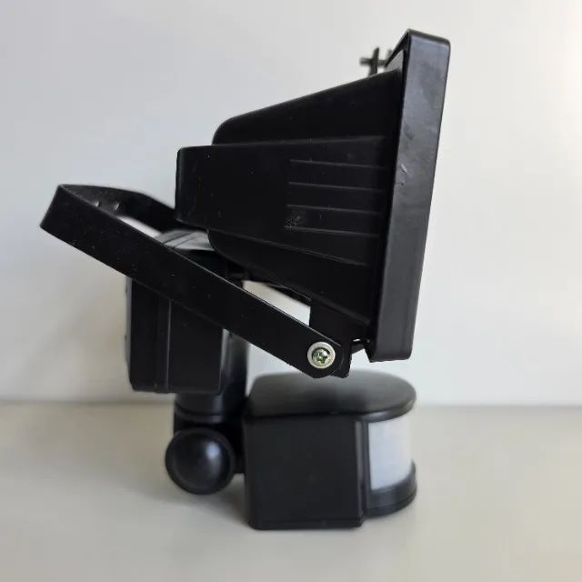 Refletor Preto Golden - Com Sensor Presença - 150W - Bivolt - Foto 4
