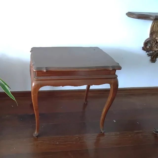Mesa de canto em estilo Chipandalle de madeira maciça