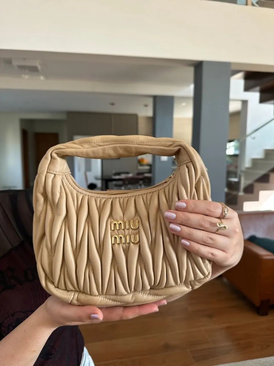 bolsa miu miu clutch wander de couro matelassê - Foto 5