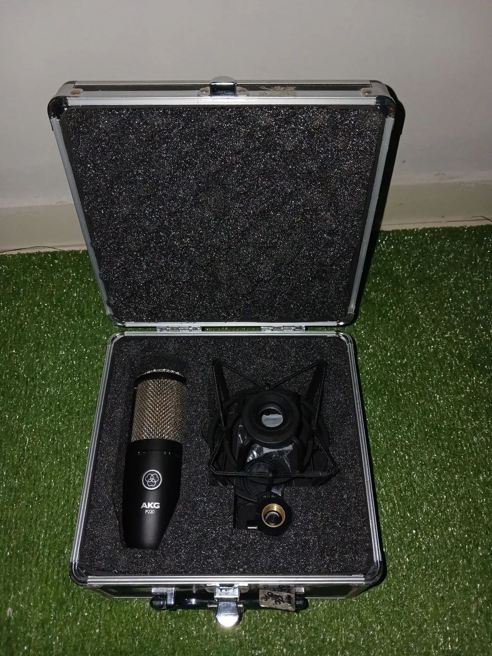 Microfone AKG P220