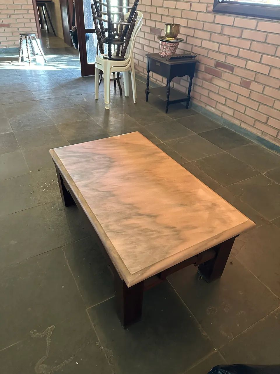 Mesa de centro de madeira maciça com tampo de mármore 