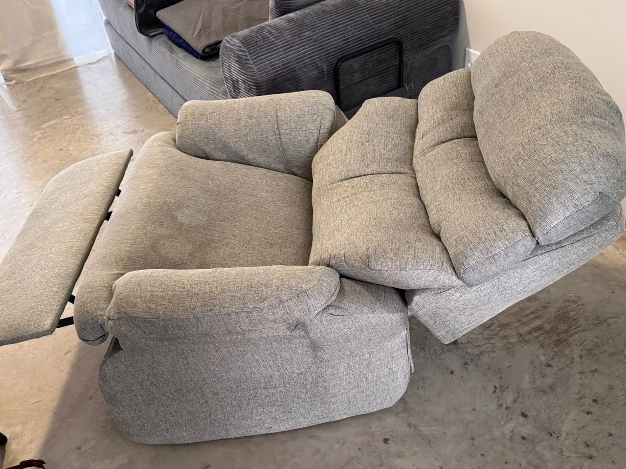 Poltrona elegante e confortável para sala ou quarto - Foto 3