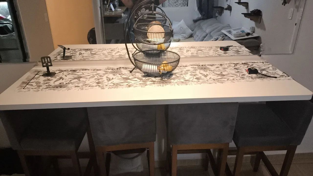 Vende se mesa com 4 banquetas 