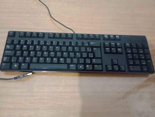 Vendo vários teclados e um mouse