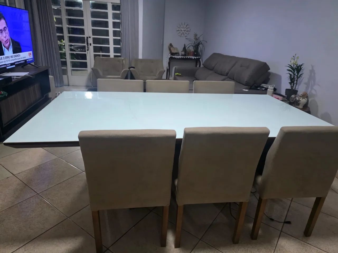 Vendo  mesa 2,10x1,10 Com 06 cadeiras  Com detalhes de uso - Foto 2