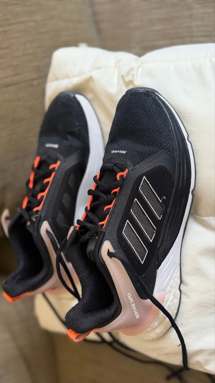 Tênis adidas, tamanho 34
