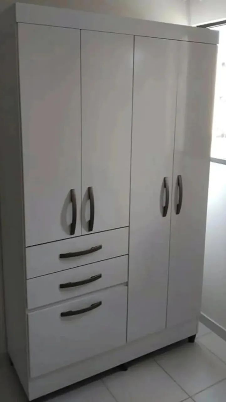 Guarda-roupa espaçoso solteiro 