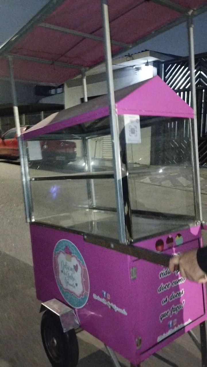 Carrinho rosa de doces, tortas, bolos, docinhos, empadas