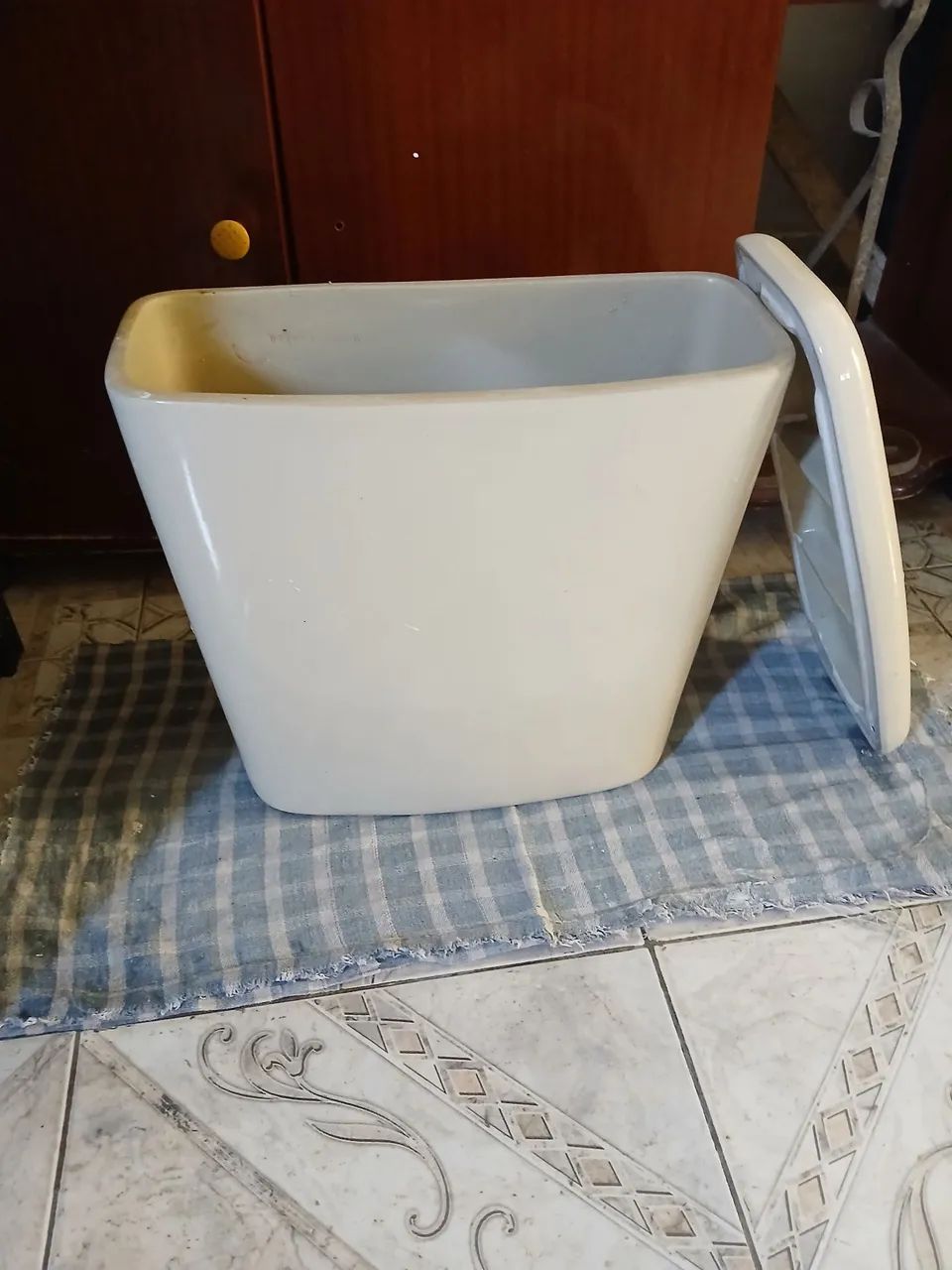 Caixa para vaso sanitário.Usada.Bom estado. Não faço entrega.
