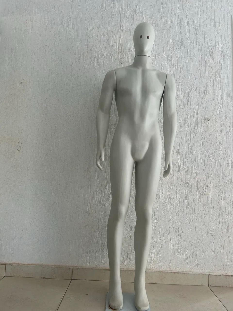 Vende-se manequim masculino