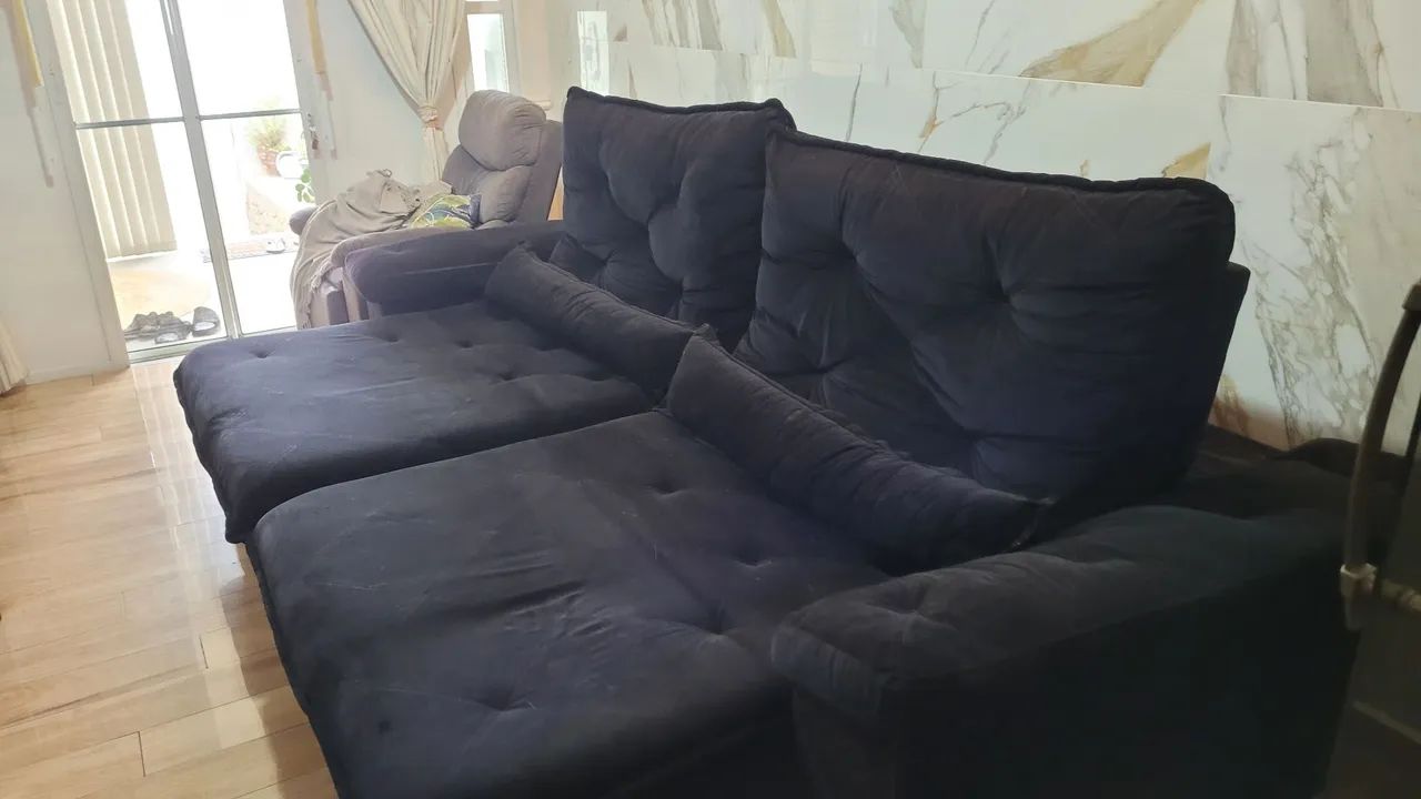 Vendo sofá retrátil sued  aveludado ( tecido diferenciado) - Foto 4