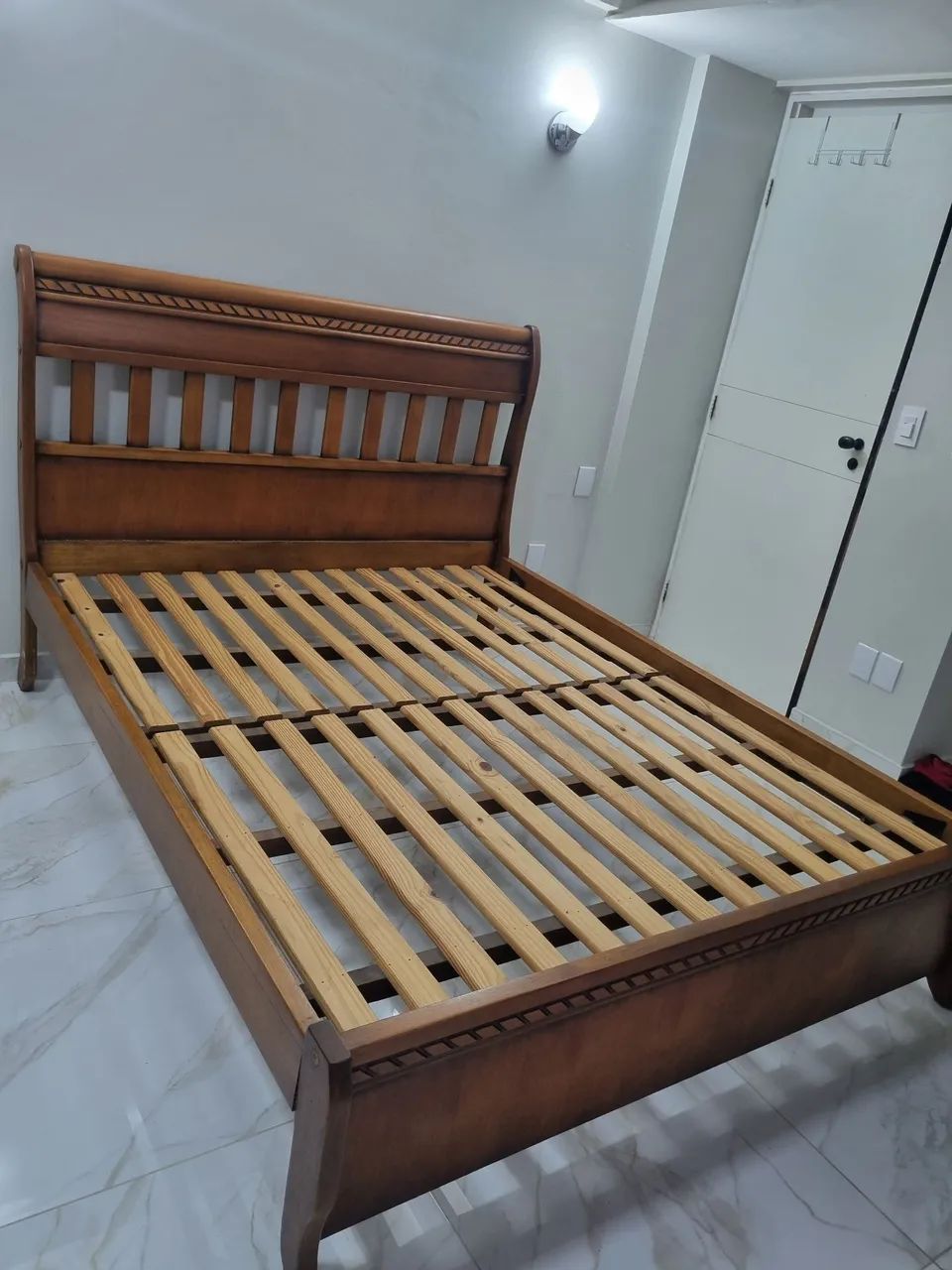 CAMA QUEEN EM MADEIRA MACIÇA SEM COLCHÃO - Foto 2