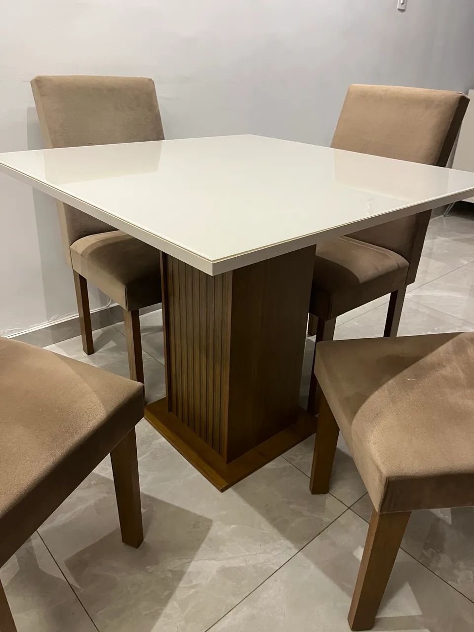 Vende mesa de jantar, quadrada com 4 cadeiras - Foto 2