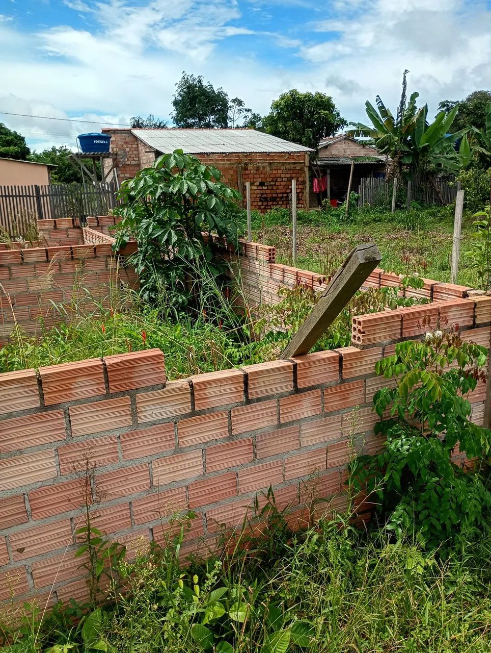 Terreno com início casa