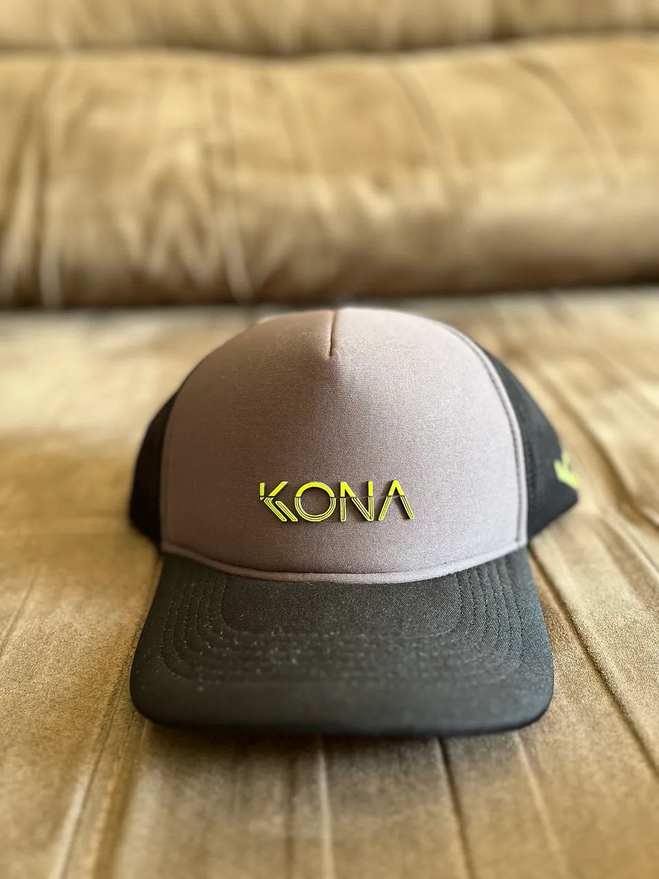 Boné Kona cinza com preto 