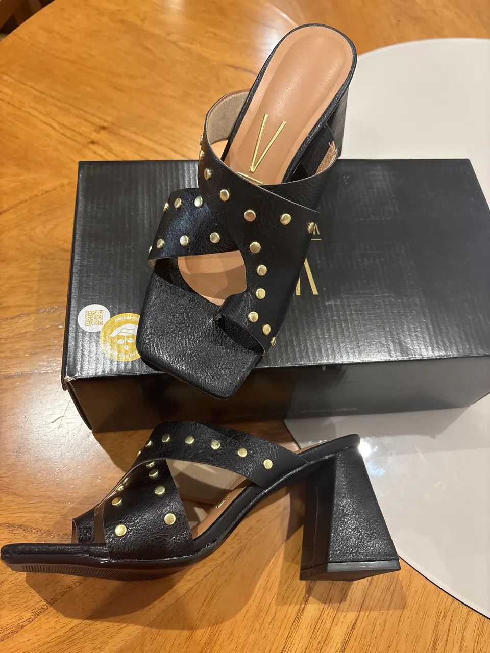 Sandália preta tachas Vizzano 36