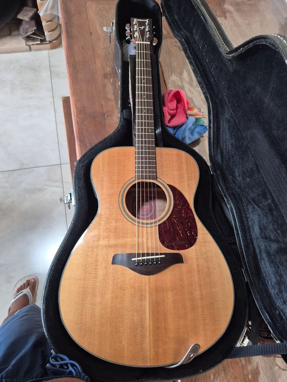 Violão Yamaha Fs 700 elétrico, tampo sólido. 