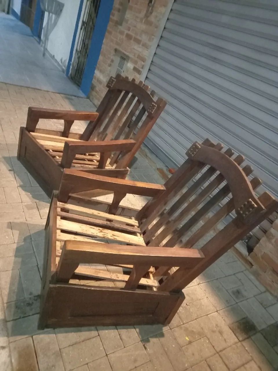 Vendo duas poltronas madeira maciça antiga 