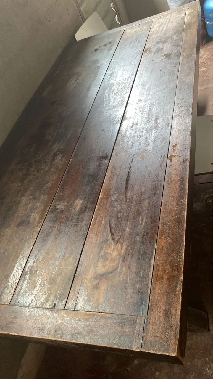 Mesa de madeira maciça 