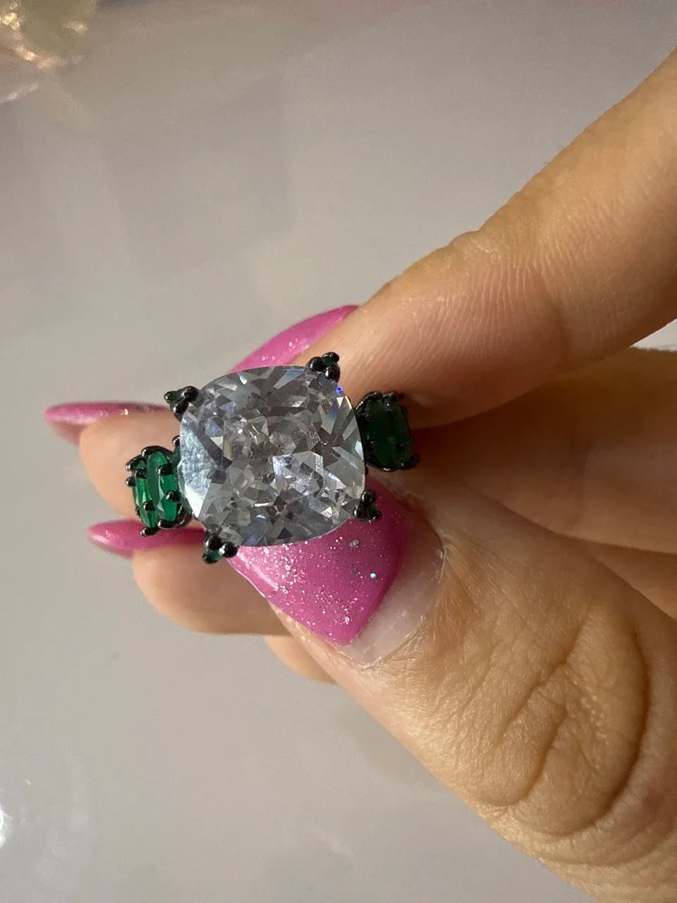 Anel verde com pedra grande e pedras menores (no ródio)