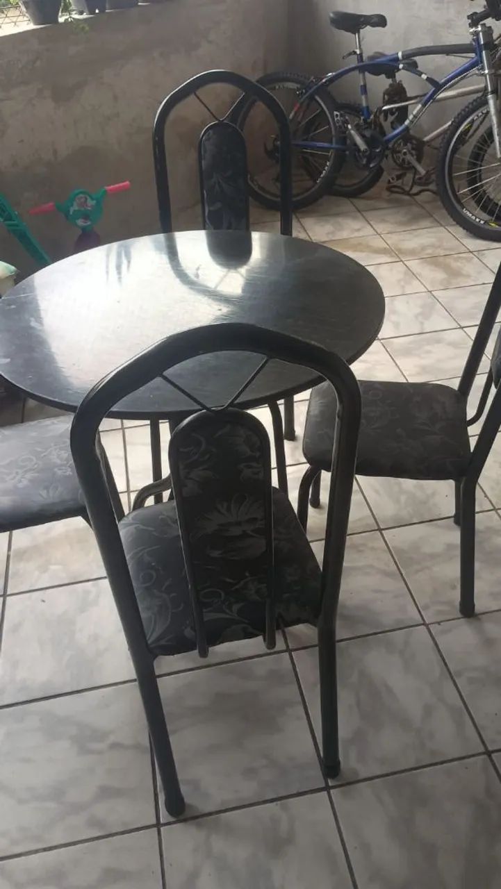 Mesa com pedra de mármore
