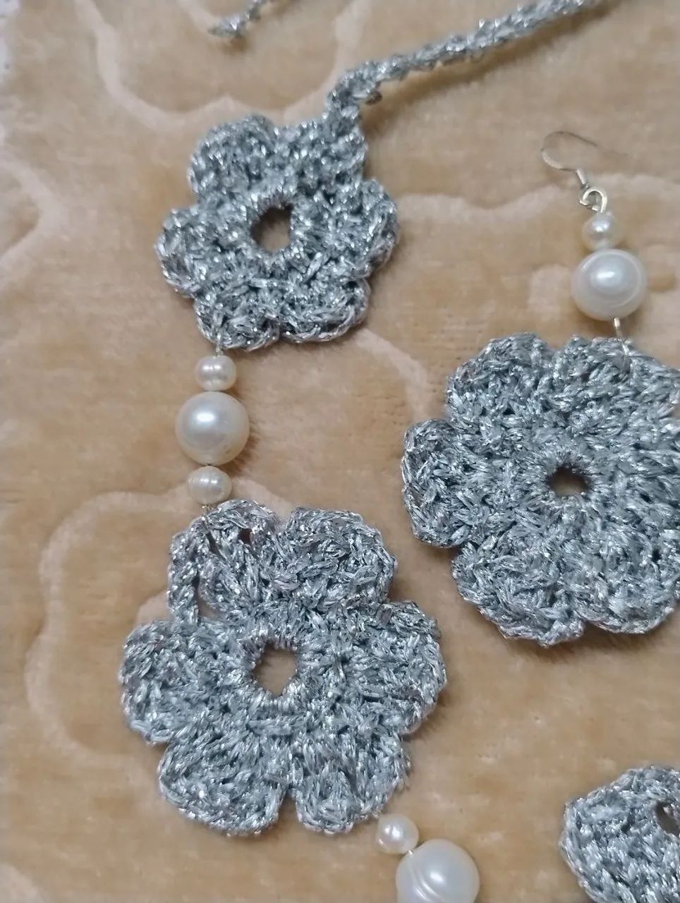 Conjunto de choker e brincos com detalhes em prata 925 e pérolas naturais.prata  - Foto 4