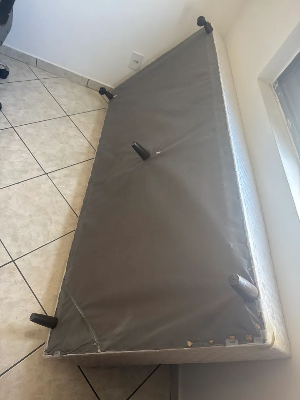 Base de cama de solteiro e dois colchões de solteiro - Foto 2