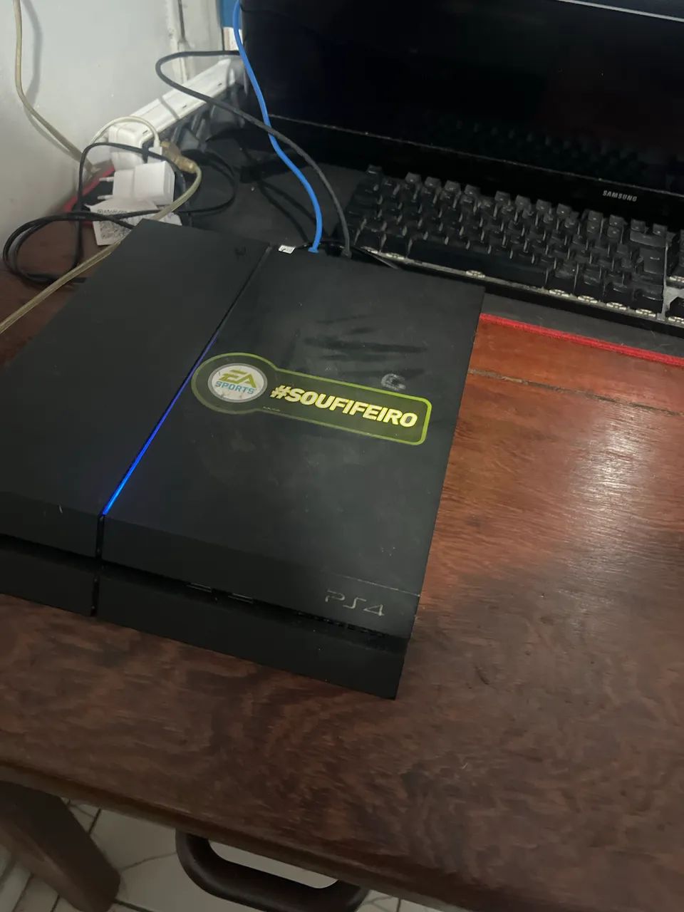 VENDO PS4 FAT COM CONTROLE E CABOS  - Foto 2