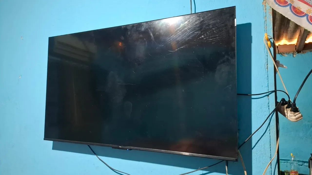 Vende se essa televisão 50 polegadas TCL  smart tem nota fiscal  tem controle  - Foto 2