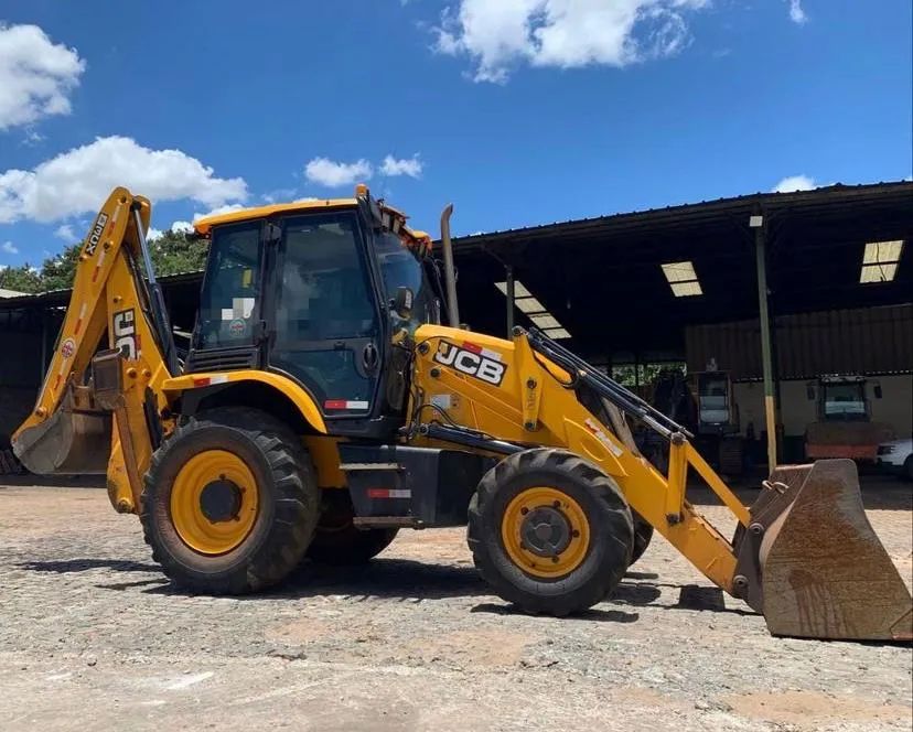 Retroescavadeira JCB 3CX 19/19 - Entrada R$15.000