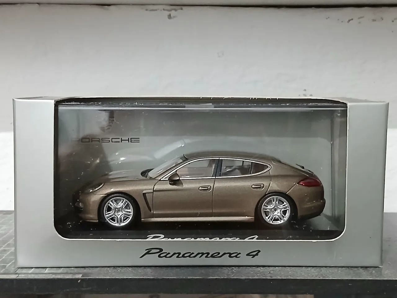 Miniatura Porsche Panamera 4  escala 1/43 Minichamps 