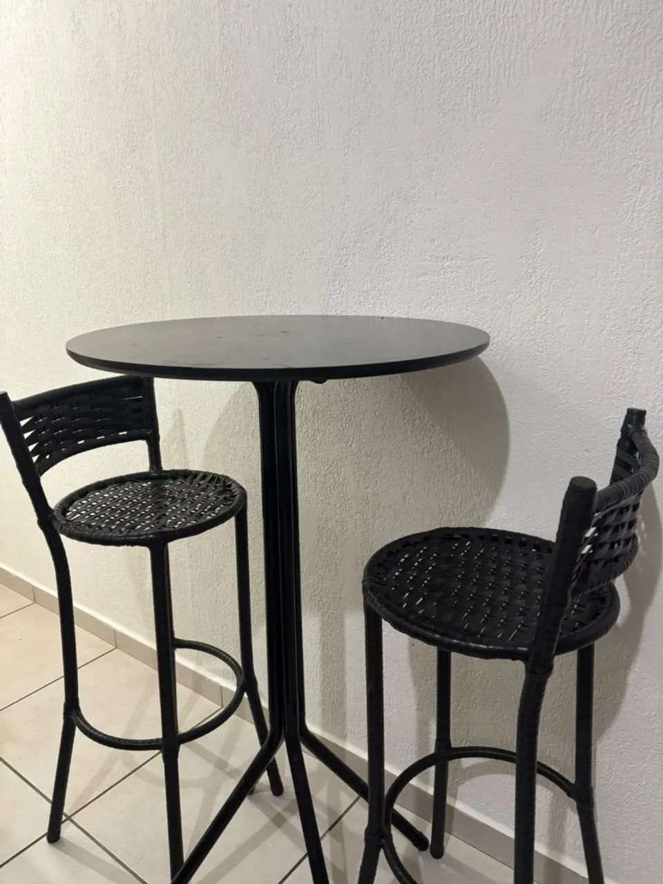 Mesa com duas banquetas 