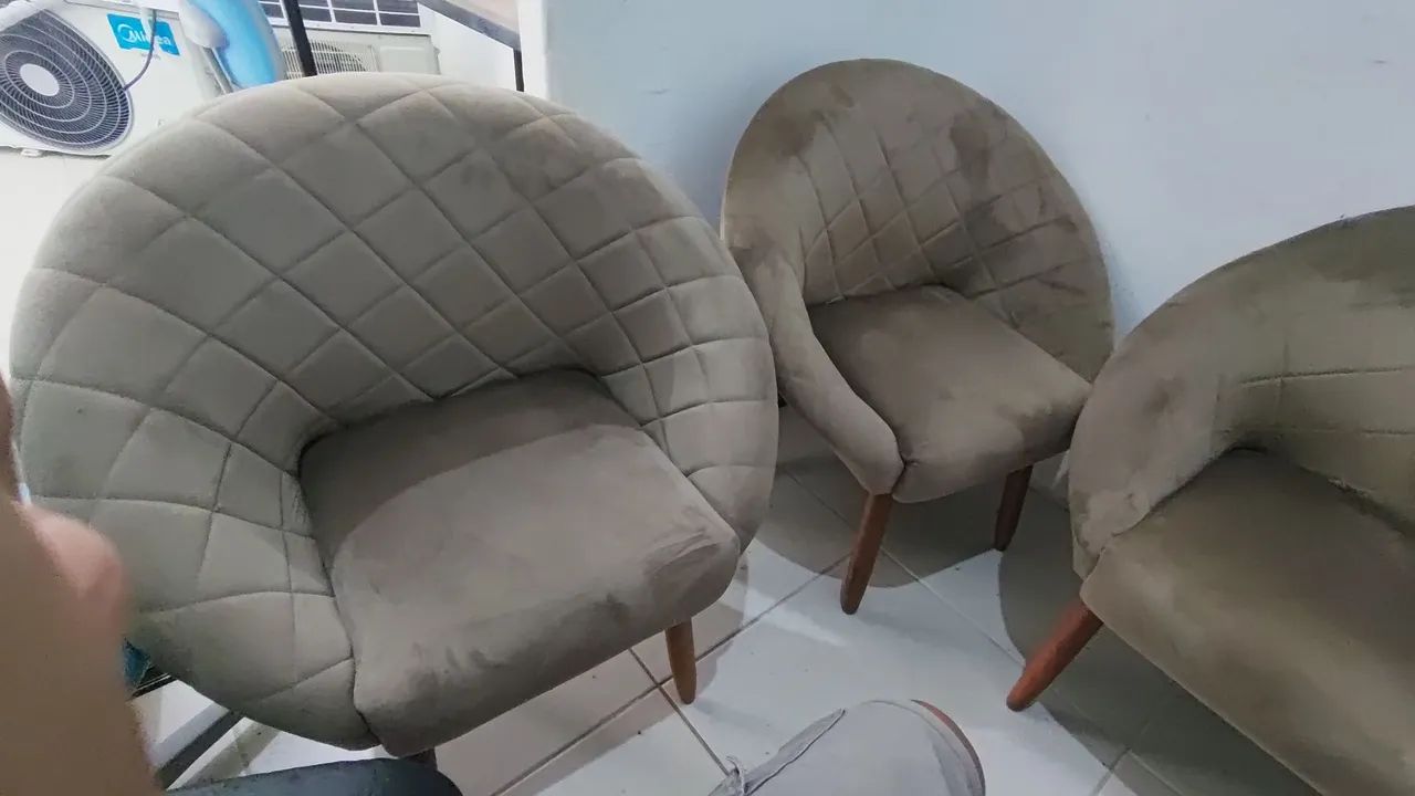 Kit 2 Poltronas Decorativas Estofadas com Pés de Madeira - Confortável e Elegante - Foto 2