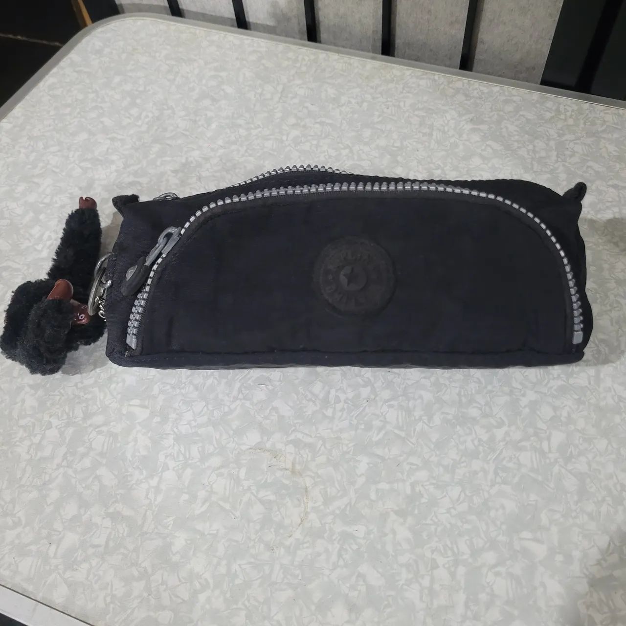 Estojo Kipling Cute preto com chaveiro.