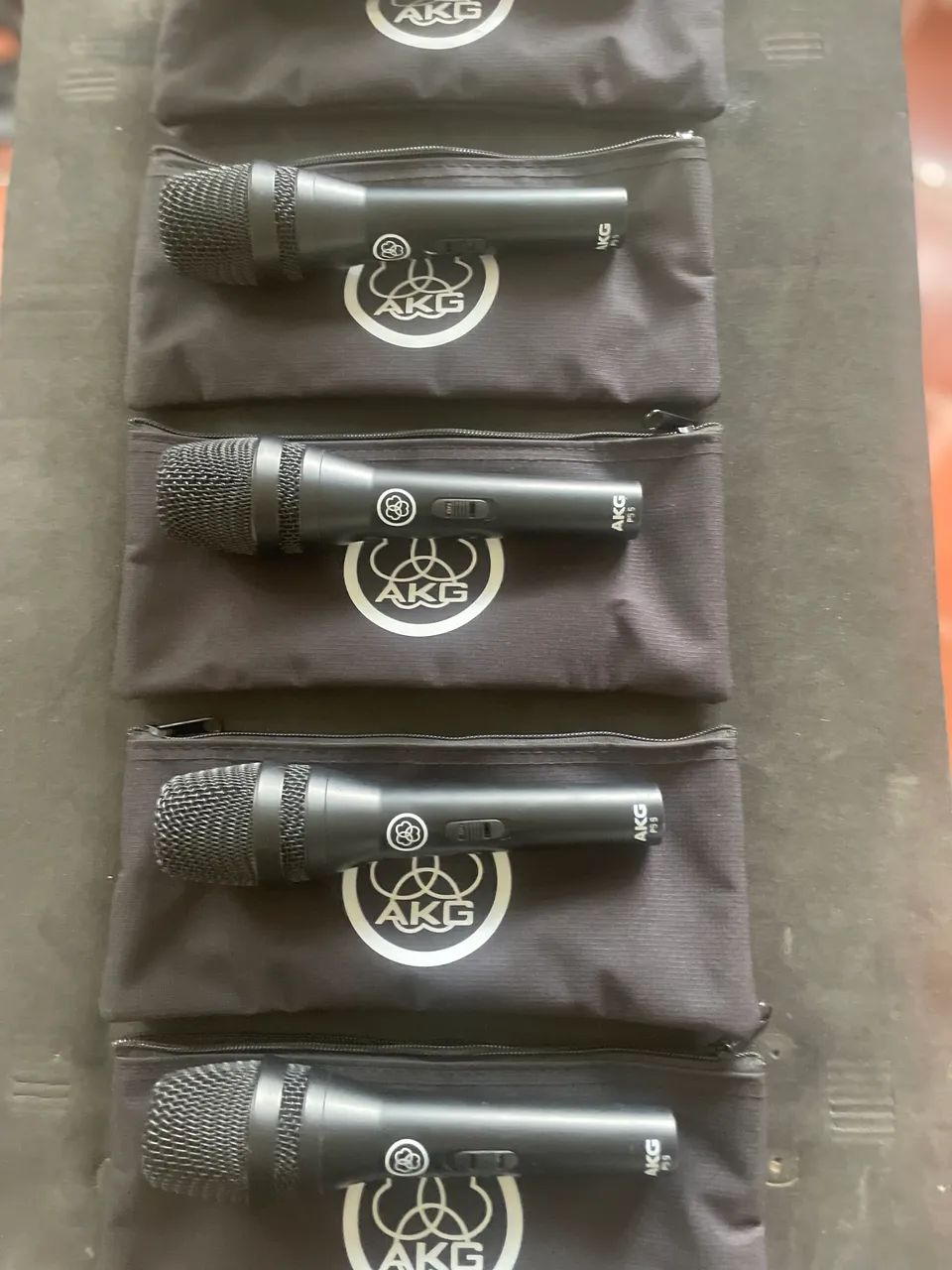 04 Microfones AKG P5s usados