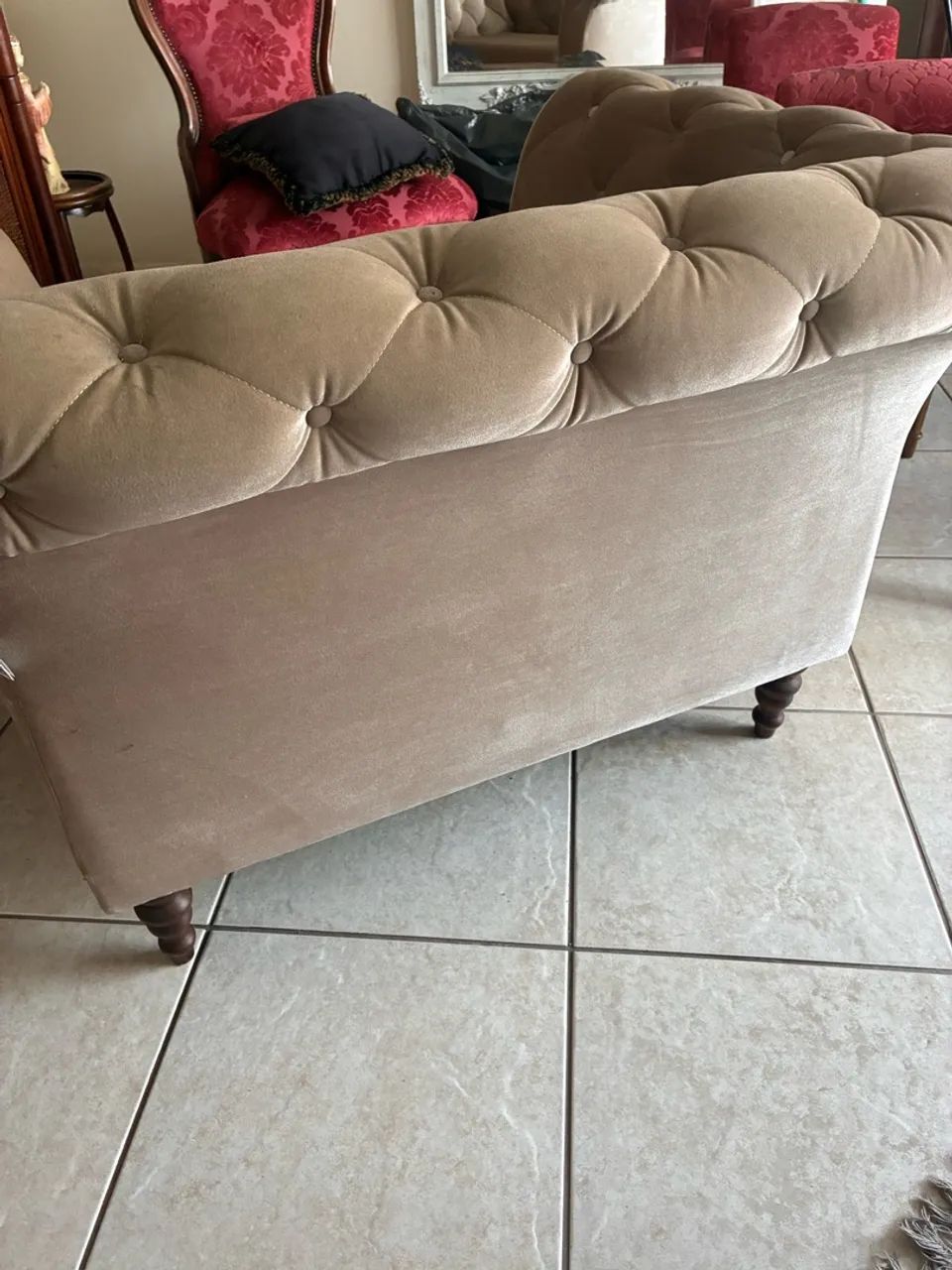 Poltrona sofisticada de veludo capitonê  - Foto 3