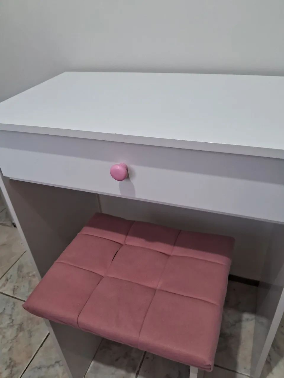 Penteadeira com espelho branca e rosa