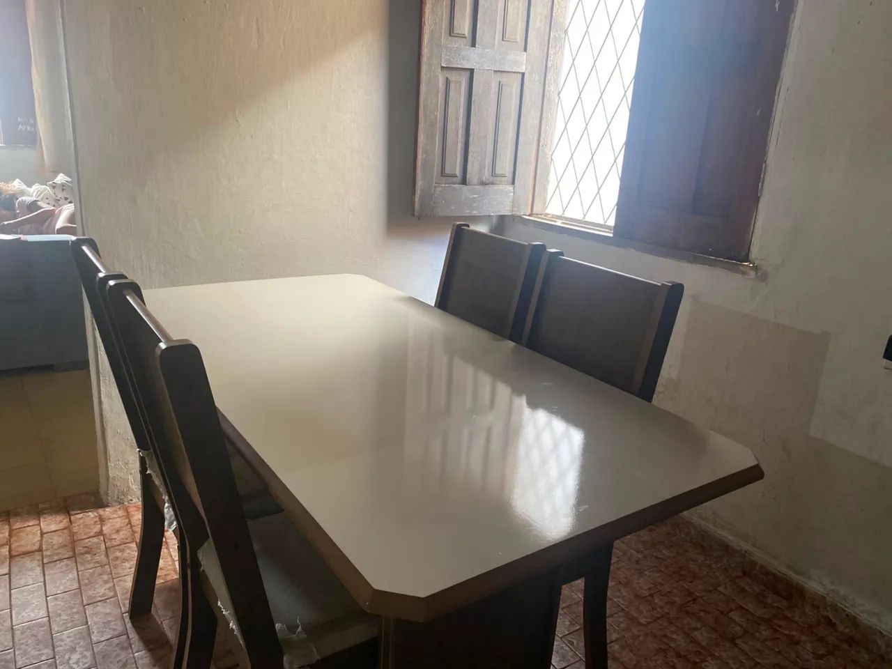 Vendo Mesa de jantar / com 4 lugares 650$ pra vender logo - Foto 3