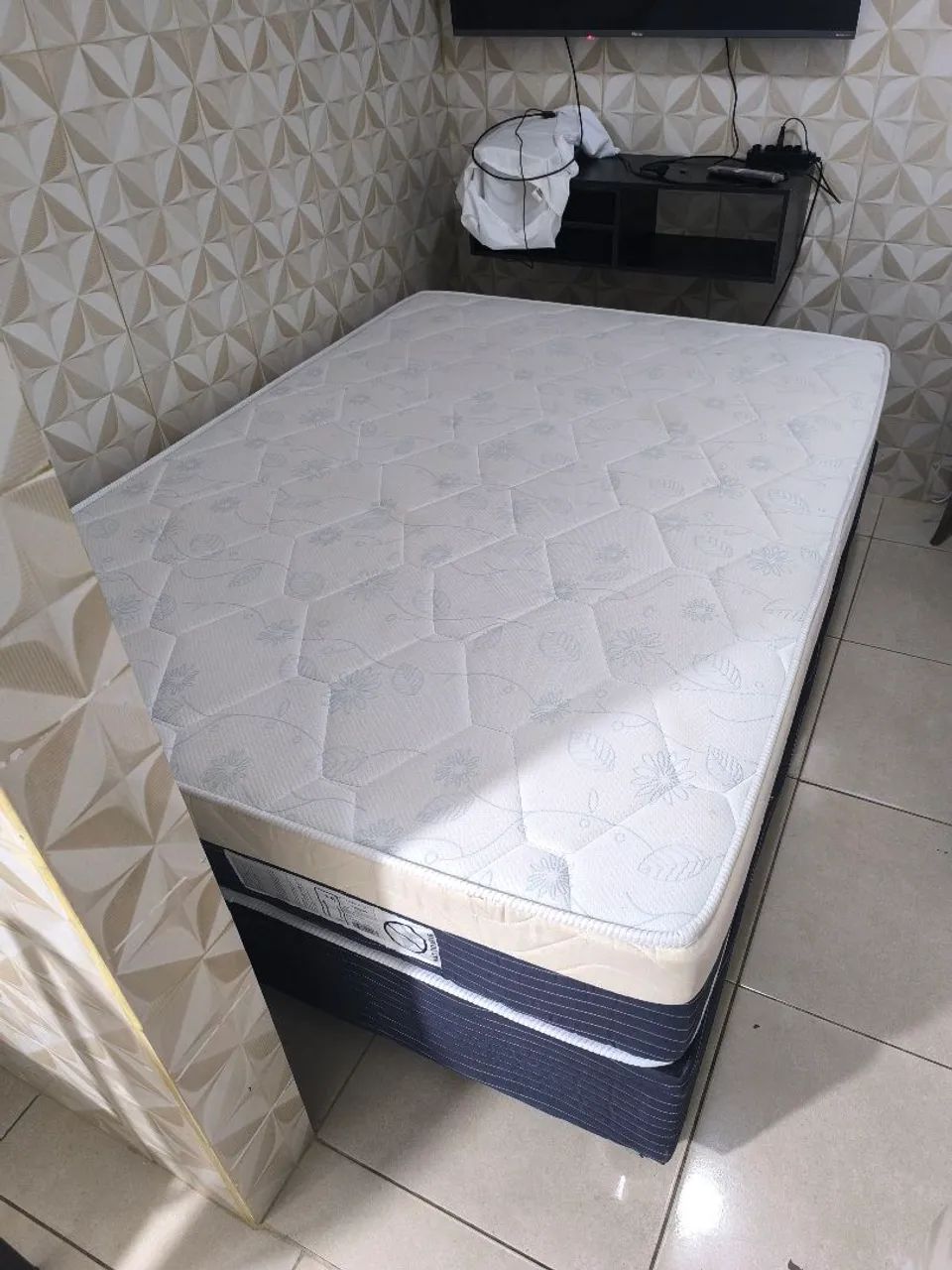 Vendo  cama box de casal nova com a base e o colchão - Foto 4