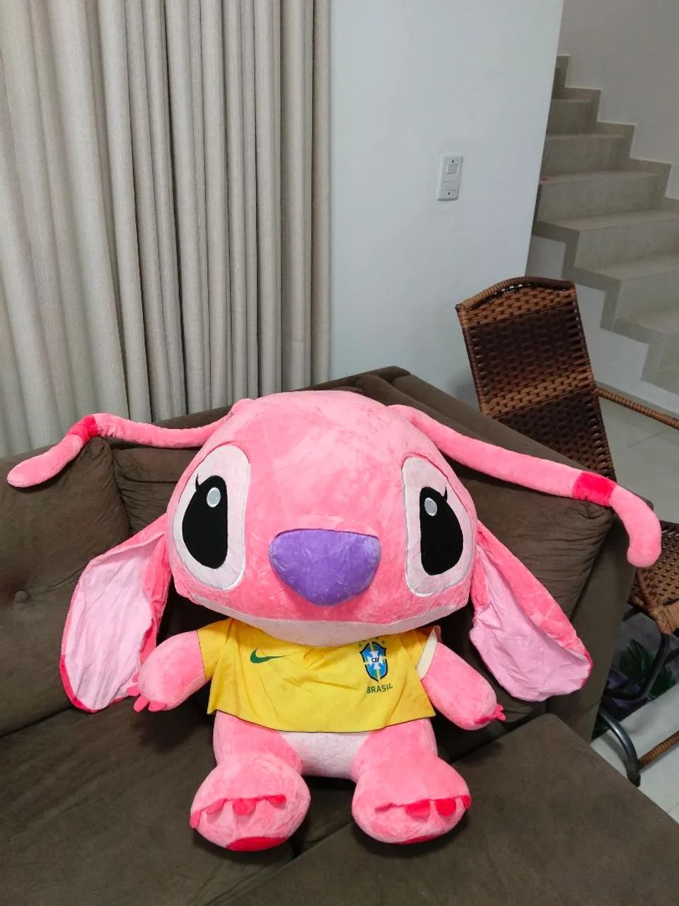 Vendo pelúcia gigante Lilo Stitch rosa em clima de copa com camisa da seleção brasileira  - Foto 6