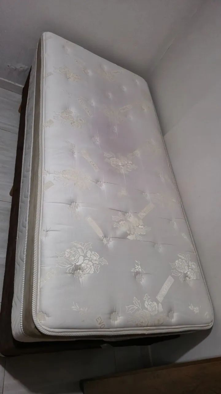 Cama de solteiro seminovo. Aceito proposta.