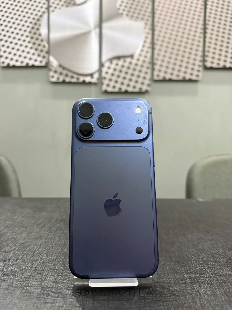 IPHONE 17 PRO MAX COM 256 GB AZUL SEMINOVO